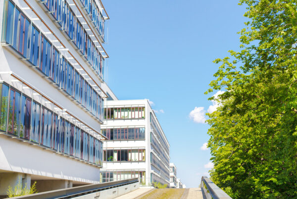 Außenansicht eines Krankenhauses mit einer Aufffahrt