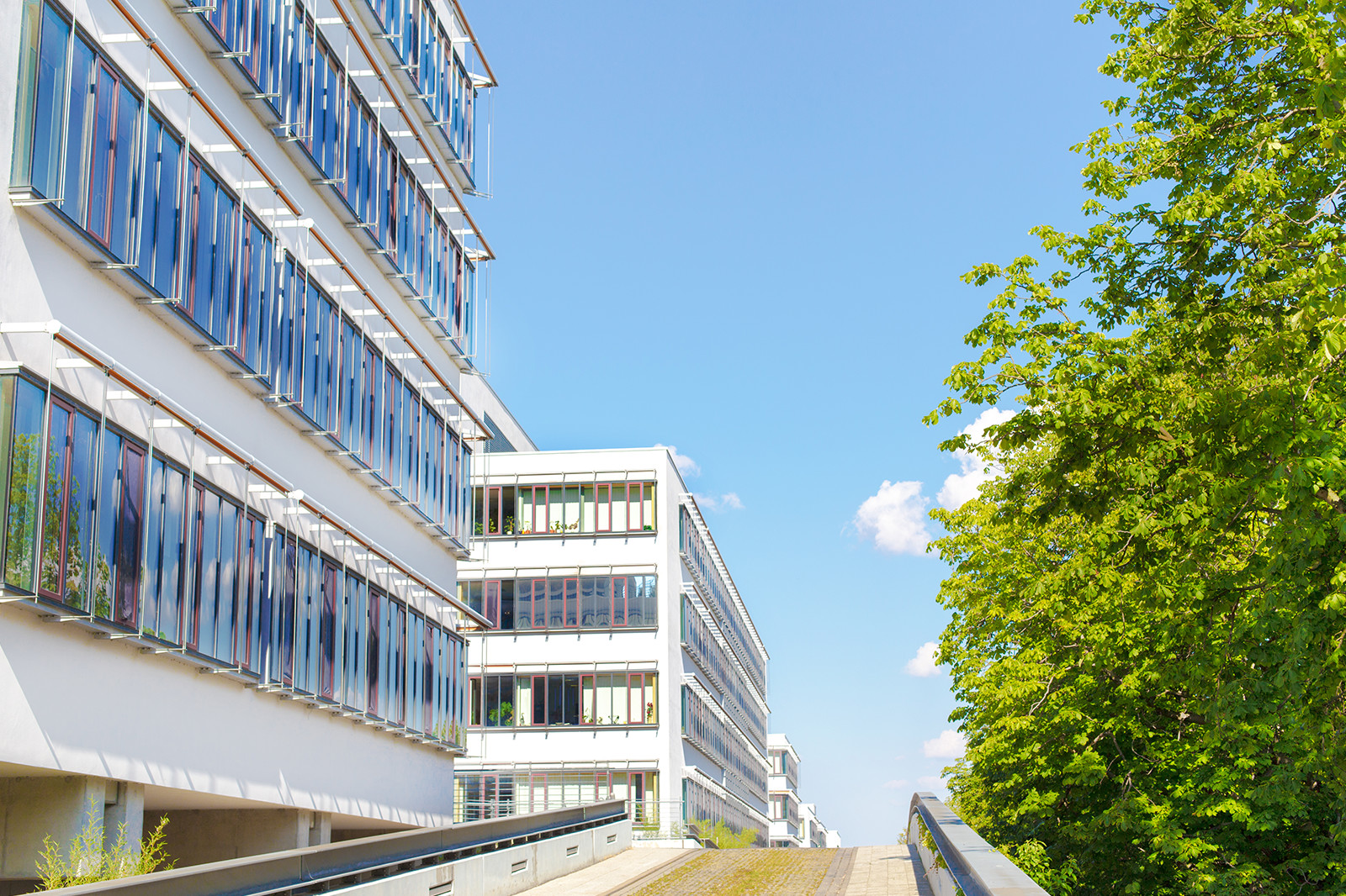 Außenansicht eines Krankenhauses mit einer Aufffahrt